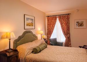 una habitación de hotel con una cama y una ventana en Kilmokea Country Manor & Gardens, en New Ross 26 fotos más