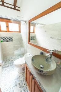 ein Badezimmer mit Waschbecken und Toilette in der Unterkunft BALCON DE CHIE in Villa de Leyva