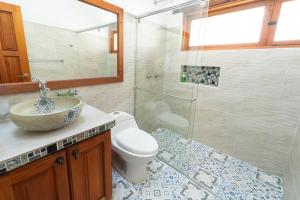 ein Badezimmer mit Toilette, Waschbecken und Dusche in der Unterkunft BALCON DE CHIE in Villa de Leyva + 9 Fotos