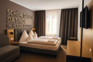 Postel nebo postele na pokoji v ubytování HI Grand City Hotel