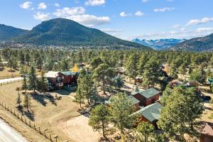 - une vue aérienne sur une maison dans les montagnes dans l'établissement Mountain Shadows Resort, à Estes Park