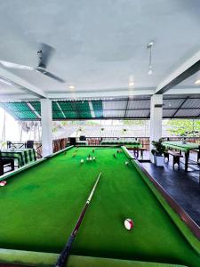 een grote groene pooltafel met ballen erop bij Surf Dine in Matara