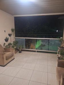 Um grande aquário em uma sala de estar com sofá e cadeiras. em Casa Sobrado em Cuiabá