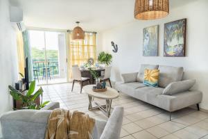 Posezení v ubytování Marbella PH Apartment with Rooftop in Costa Brava Ceiba