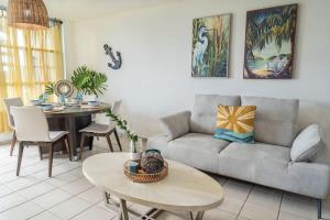 Posezení v ubytování Marbella PH Apartment with Rooftop in Costa Brava Ceiba + 34 fotografií