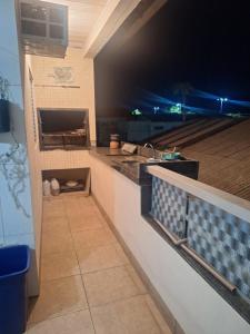 uma cozinha com balcão e pia na varanda em Casa Sobrado em Cuiabá