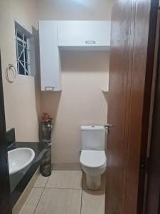 um banheiro com vaso sanitário e pia em Casa Sobrado em Cuiabá mais 8 fotografias