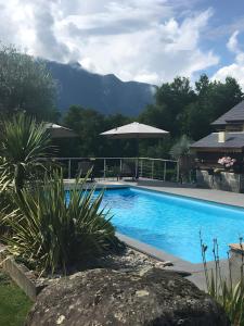 ein Swimmingpool mit Blick auf einen Berg in der Unterkunft Gîte Le Rêve, Entre Lac Et Montagne in Viviers-du-Lac
