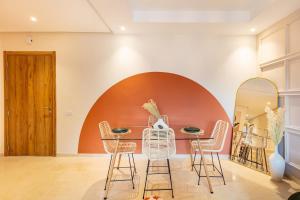 Un comedor con mesa y sillas en Prestigia GOLF with Pool Bohemian Cocoon Stylish, en Marrakech