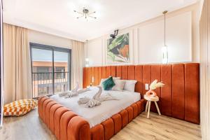 1 cama grande de color naranja en una habitación con ventana en Prestigia GOLF with Pool Bohemian Cocoon Stylish, en Marrakech 22 fotos más