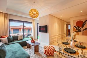una sala de estar con un sofá y una mesa en Prestigia GOLF with Pool Bohemian Cocoon Stylish, en Marrakech