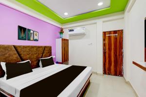 Televisyen dan/atau pusat hiburan di Hotel O Shaligram