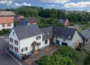 - une vue aérienne sur une maison dans un village dans l'établissement Maison charmante à Gottenhouse + Jardin, à Gottenhouse