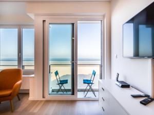 a room with a view of the ocean at LaVue premier in Galopen