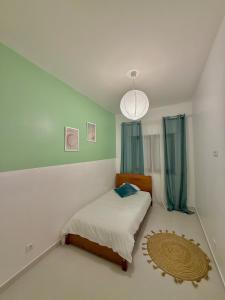 ein kleines Schlafzimmer mit einem Bett und einem Fenster in der Unterkunft 3 Bedroom Apartment in Portimão, Algarve by Salam Stays in Portimão + 3 Fotos