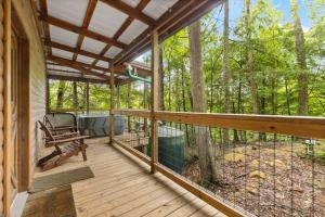 RogersにあるHot Tub & WiFi - Clifftop Cabin - Muir Valleyの扁台