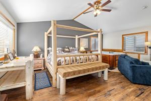 - une chambre avec un lit en bois et un canapé bleu dans l'établissement Mountain Shadows Resort, à Estes Park