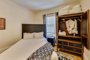 Una cama o camas en una habitación de Live It Up In The Castro! 4brwdwalk Score 98