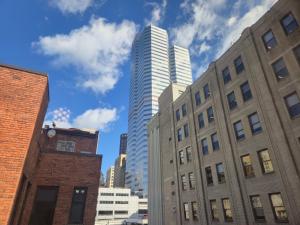 un perfil urbano con edificios altos y un rascacielos alto en Stay Pittsburgh, en Pittsburgh