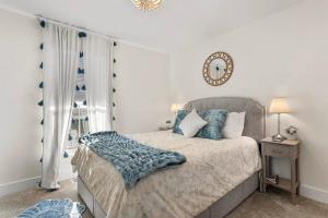 海泉市Pelican Cove Cottage located Downtown Ocean Springs的一间卧室，里面有一张床和一扇窗户。