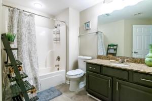 Koupelna v ubytování RELAX in this beautifully cozy 2-bedroom, 2 bathroom condo Sleeps 6!! + 11 fotografií
