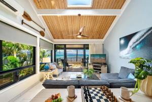 カハナにあるKahana Village 32 · KHV 32 Direct Oceanfront Views Remodeled 2BDのソファとテーブルのあるリビングルーム