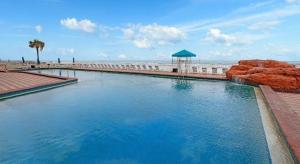 Bazén v ubytování Wonderful Apartment on the Beach nebo v jeho okolí