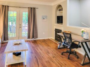 un salon avec un bureau et une chaise dans l'établissement Legacy Villa 1103 - 1 bedroom 1 bath with garage in beachside neighborhood, à De Buys