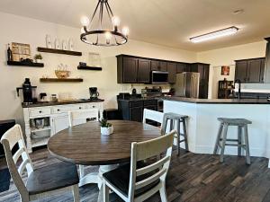 LeicesterにあるCloud Nine by Carolina Morningsのテーブルと椅子のあるキッチンとダイニングルーム