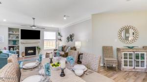 Μια τηλεόραση ή/και κέντρο ψυχαγωγίας στο Legacy Villa 2602 - 3 bedroom 2 bath with garage in beachside neighborhood