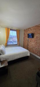 Una televisión o centro de entretenimiento en The Market Hotel