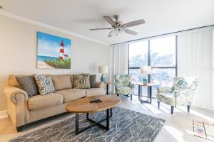 Χώρος καθιστικού στο Cozy 2 bed 2 bath condo at the beachside Ocean Club Villas