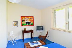 Televízia a/alebo spoločenská miestnosť v ubytovaní Eurialo Green Suites