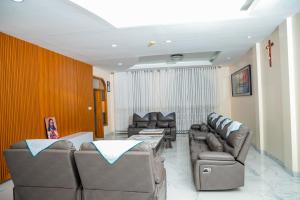 une salle d'attente avec des chaises et des canapés en cuir dans l'établissement CASA BETANIA Musanze Karwasa, à Gasanze