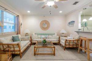 Khu vực ghế ngồi tại 103 Cypress Cove ~ Beautiful 1 bedroom 1 bath beachfront condo in Biloxi