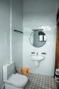 une salle de bain blanche avec toilettes et lavabo dans l'établissement CASA BETANIA Musanze Karwasa, à Gasanze 58 autres photos