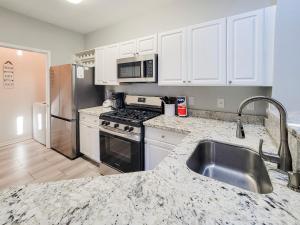 une cuisine avec un évier et une cuisinière dans l'établissement Legacy Villa 1103 - 1 bedroom 1 bath with garage in beachside neighborhood, à De Buys