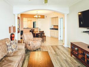 De BuysにあるBeachview Condo at Legacy Tower 2 -708 - fully furnished 2 bedroom 2 bathroomのソファと椅子とテーブルのあるリビングルーム