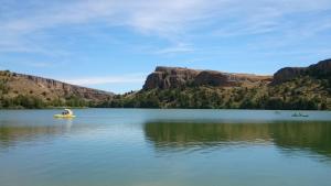 un grupo de personas en una balsa en un lago en Hotel Rural Vado del Duratón en Sepúlveda