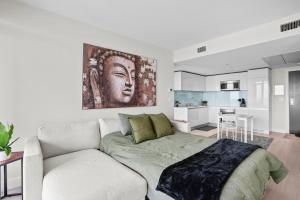 een woonkamer met een bank en een keuken bij Downtown Calgary Modern 1BR with Pullout couch in Calgary