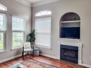 Μια τηλεόραση ή/και κέντρο ψυχαγωγίας στο Legacy Villa 1306 - 2 bedroom 2 bath with garage in beachside neighborhood