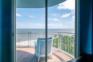 Dieses Zimmer bietet einen Balkon mit Meerblick. in der Unterkunft Spacious Beachview End Unit in Legacy Tower 2 -809 - 3 bedroom 3 bath condo in De Buys
