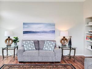 Χώρος καθιστικού στο Legacy Villa 1306 - 2 bedroom 2 bath with garage in beachside neighborhood