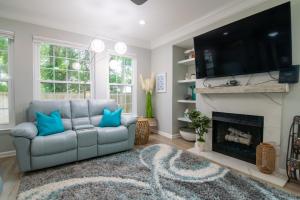 Μια τηλεόραση ή/και κέντρο ψυχαγωγίας στο Legacy Villa 2602 - 3 bedroom 2 bath with garage in beachside neighborhood