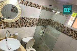 Ένα μπάνιο στο Villa Eli