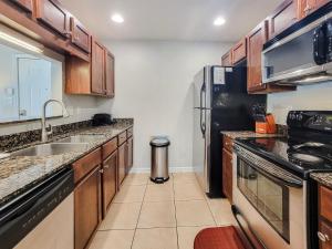 Η κουζίνα ή μικρή κουζίνα στο Cozy 2 bedroom, 2 bathroom condo located at Harbor Landing!