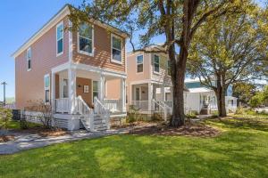 海泉市Pelican Cove Cottage located Downtown Ocean Springs的院子中一棵树的大房子