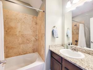 Ένα μπάνιο στο Spacious 1 bed / 15 bath for TDY Rentals!! +17 φωτογραφίες