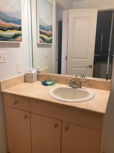 Koupelna v ubytování Beachview Condo at Sea Breeze -409 - fully furnished 2 bedroom 2 bath