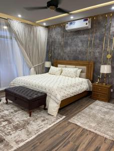 Ένα ή περισσότερα κρεβάτια σε δωμάτιο στο LMY Residency Hotel Apartments Facing Centaurus Mall - Elysium Tower Islmabad